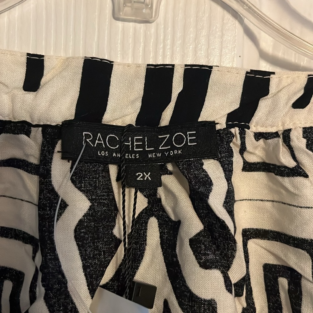 Black and White Geometric Print Top - Picture 2 of 4